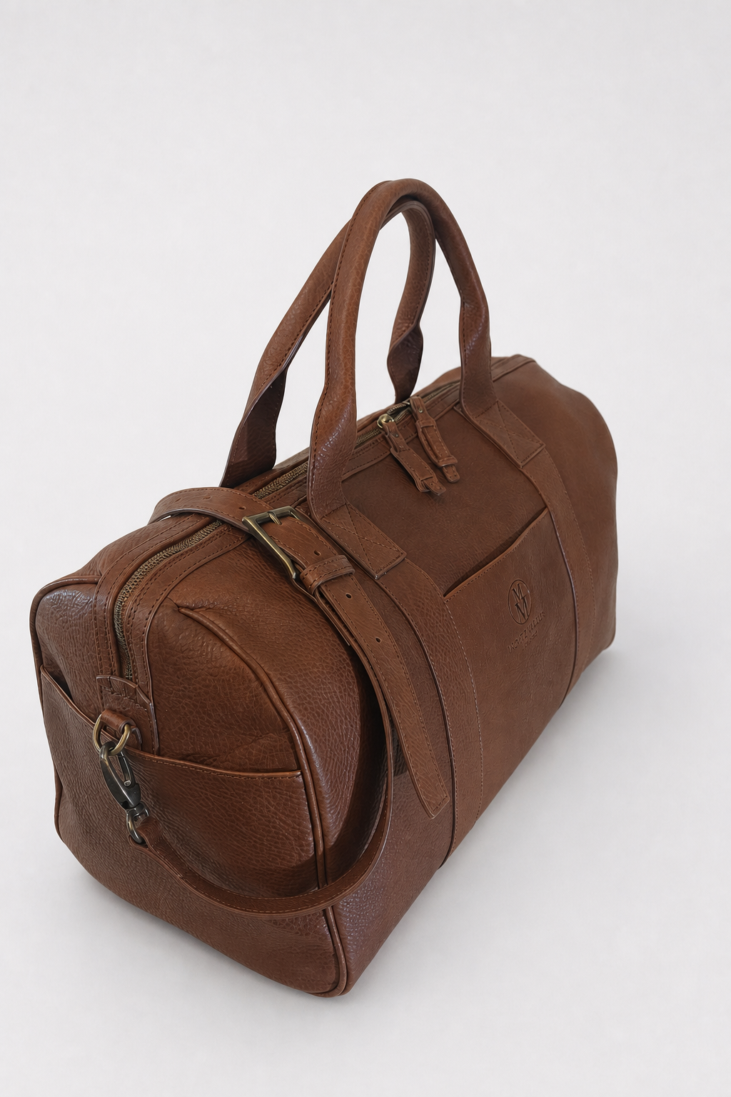 Weekender MM055 in Cognac – Aufsicht mit doppeltem Reißverschluss und Lederschnalle