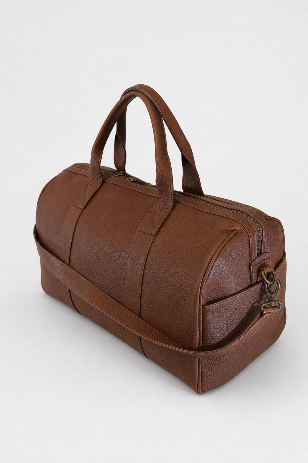 Weekender MM055 in Cognac – Rückansicht mit Seitentasche und Karabinerhaken