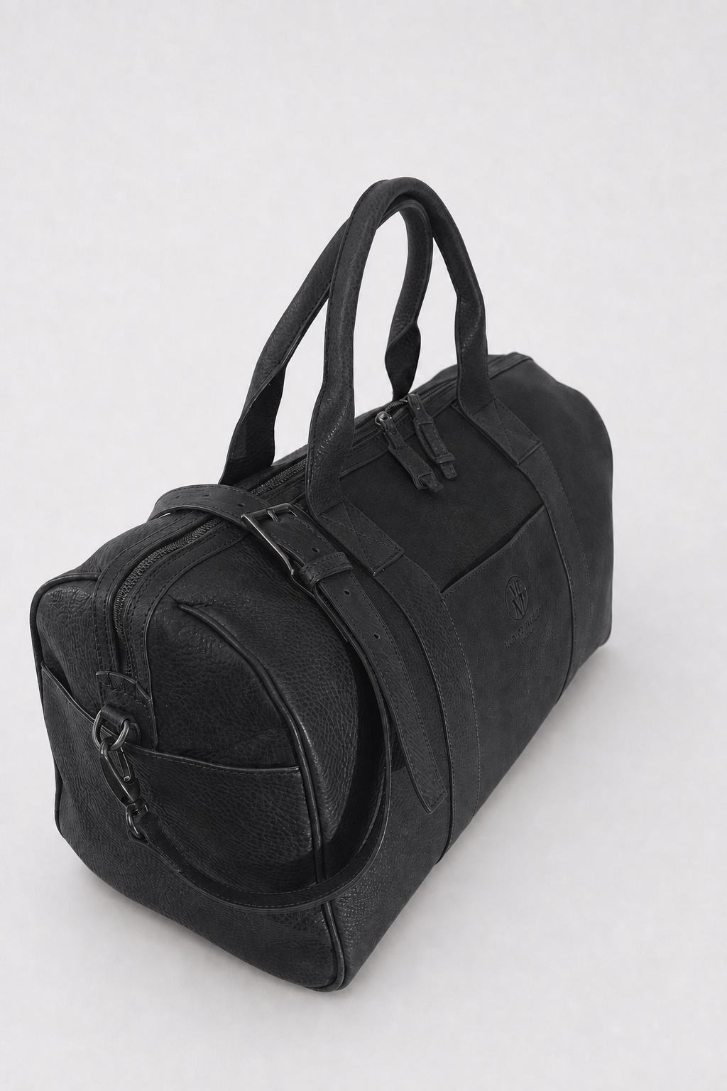 Weekender MM055 in Schwarz – Aufsicht mit doppeltem Reißverschluss und Lederschnalle