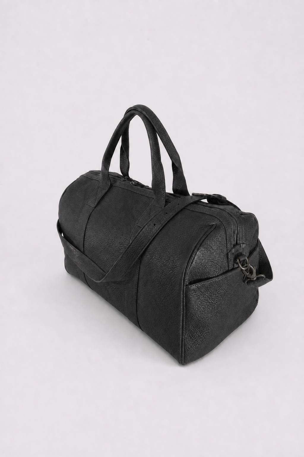 Weekender MM055 in Schwarz – Perspektivansicht mit umgelegtem Schultergurt