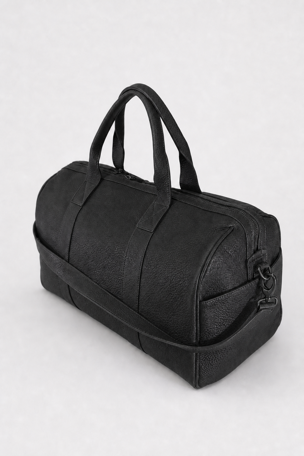 Weekender MM055 in Schwarz – Rückansicht mit Seitentasche und Karabinerhaken
