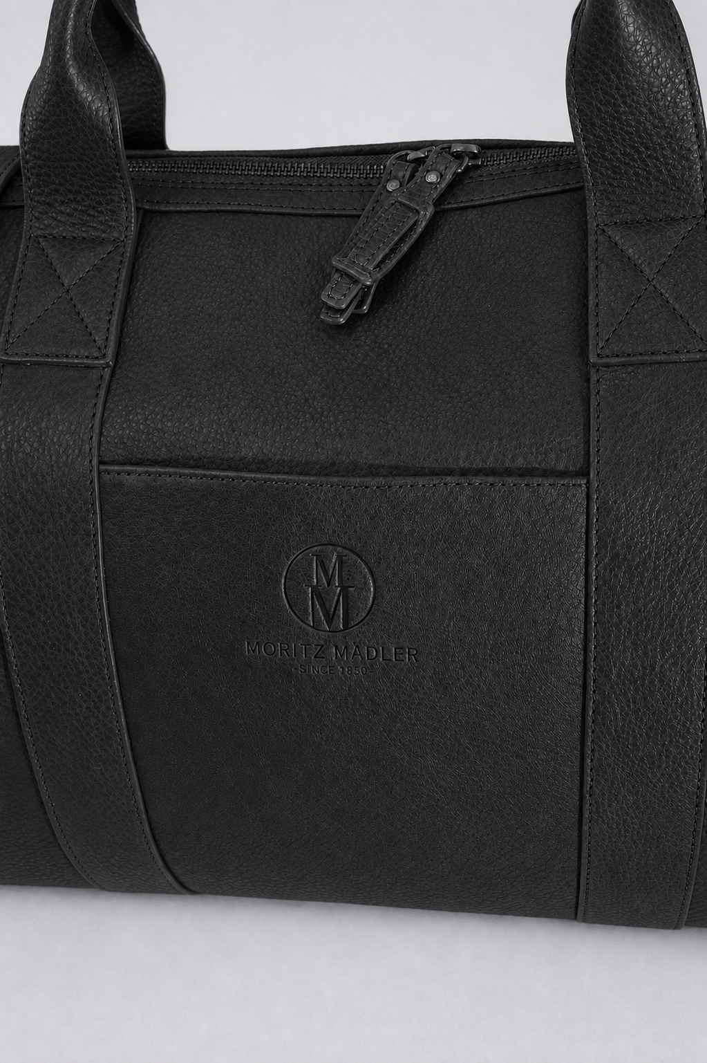 Weekender MM055 in Schwarz – Detailaufnahme der Moritz-Mädler-Prägung auf der Fronttasche
