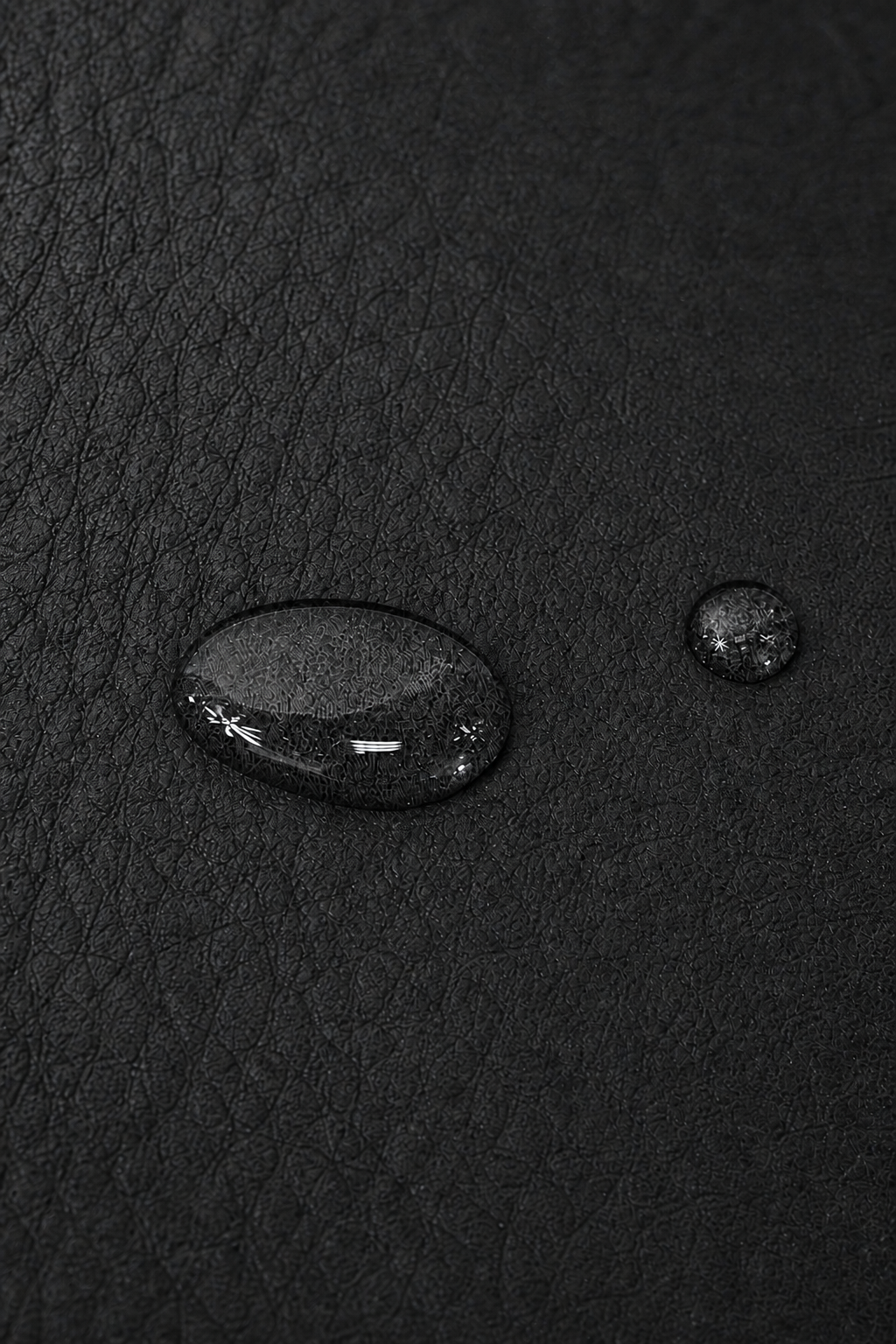 Weekender MM055 in Schwarz – Wasserperlen auf der wasserabweisenden Lederoberfläche