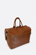 Reisetasche MM078 in Cognac – vorne schräg links mit Fronttasche und Moritz-Mädler-Prägung