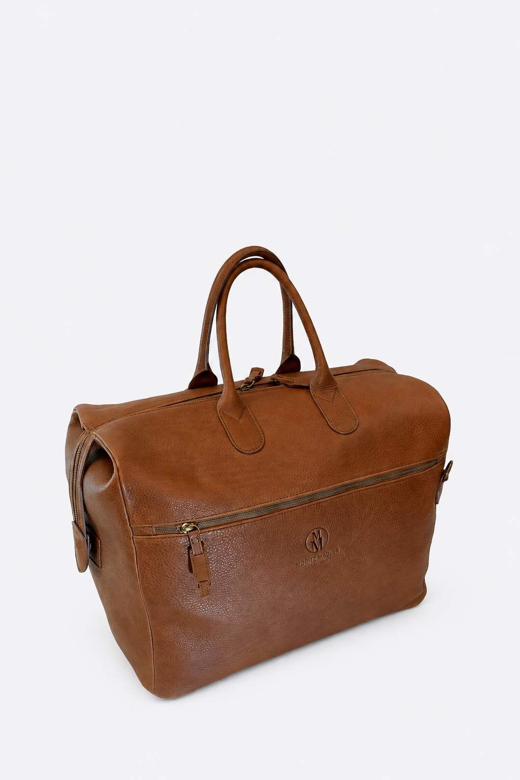 Reisetasche MM078 in Cognac – vorne schräg links mit Fronttasche und Moritz-Mädler-Prägung