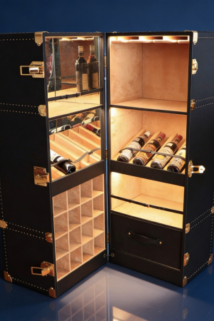 Weinschrank XL – geöffnet mit beleuchteter Weinaufteilung, Flaschenfächern und Schublade